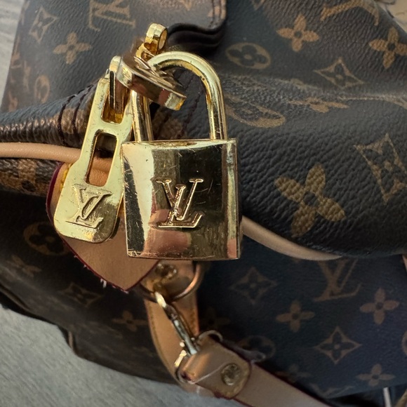 (Faux) Louis Vuitton Beige and Dark Brown Monogram Travel Bag - Picture 3 of 10